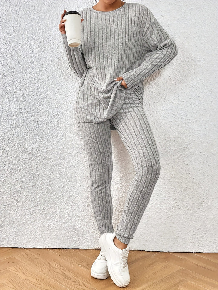 Dame afslappet langærmet top med praktisk lommefunktion og matchende leggings Stilla