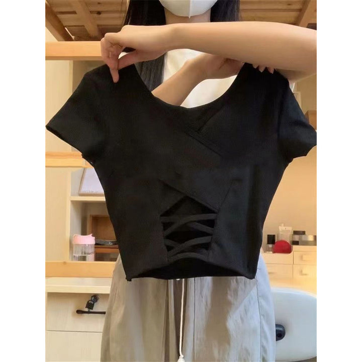 Femme Stilfuld Kortærmet T-Shirt med V-udskæring og Snøre Detalje Stilla