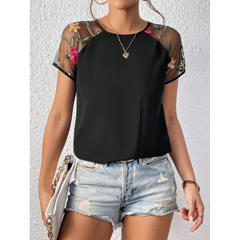 Damebluse med transparente spidsermer og florale detaljer Skovae