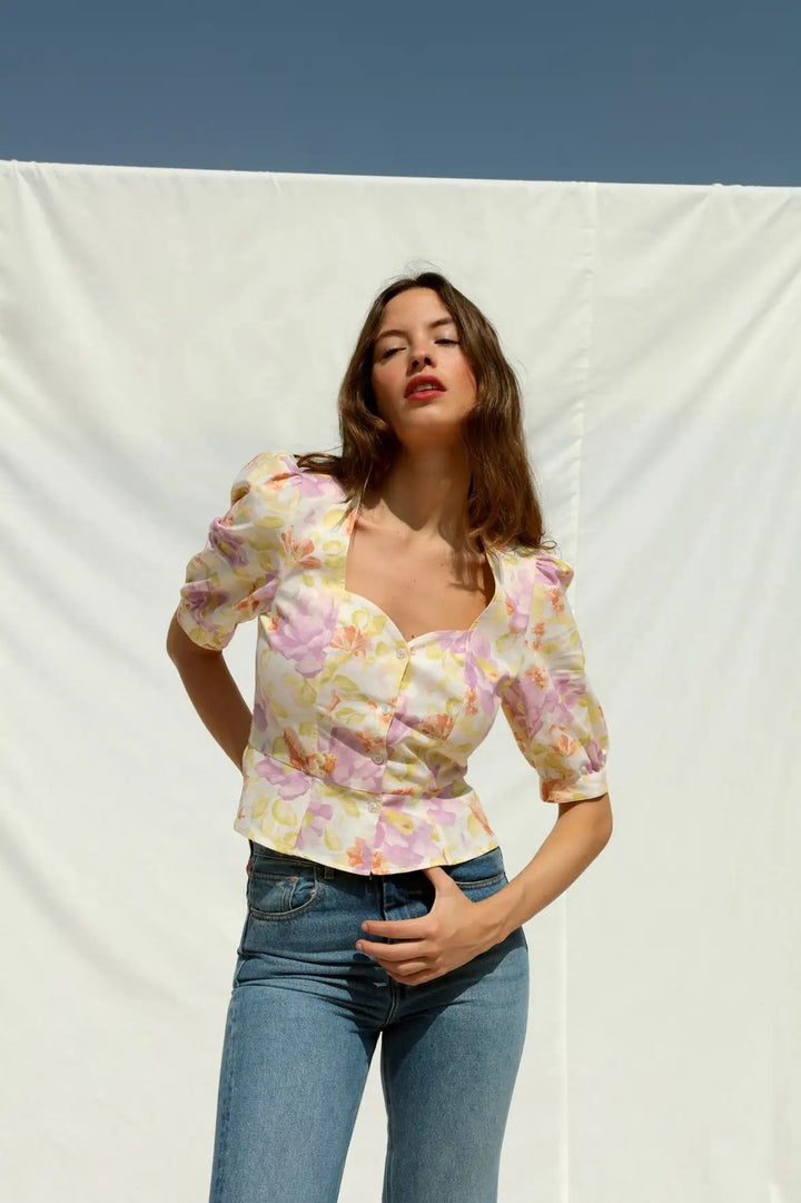 Dame figursyet bluse med voluminøse pufærmer og blomstret design Stilla