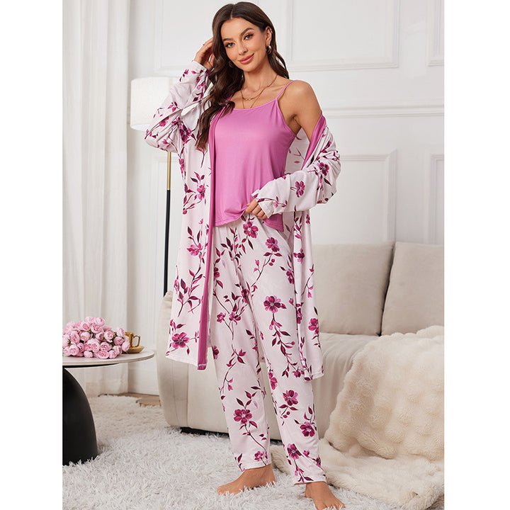 Dame pyjamasæt med floralt design og elegant badekåbe Stilla