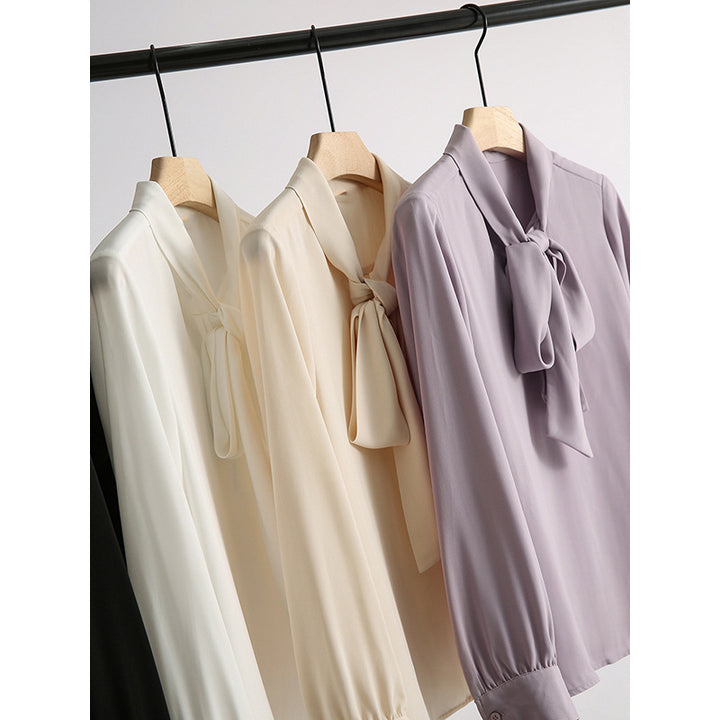 Damebluse med sløjfe krave og elegant snit Stilla