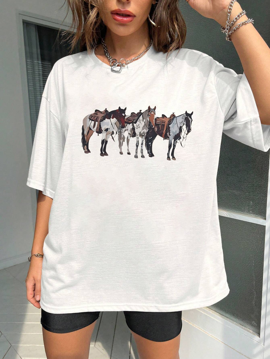 Dame T-shirt med kunstnerisk dødningehovedmotiv og afslappet snit Skovae