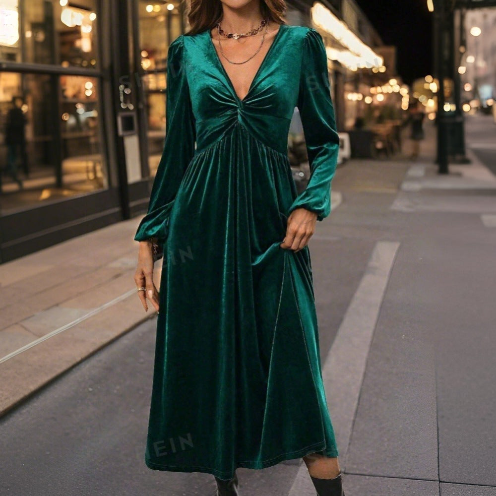Kvinders velour midi kjole med elegant omslag design og dyb V-hals Stilla