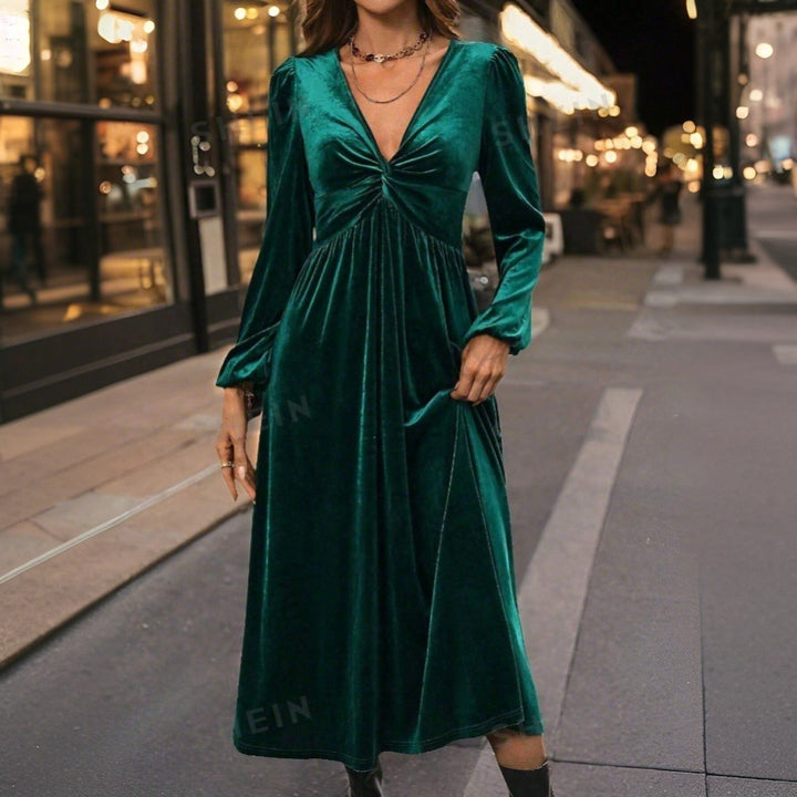 Kvinders velour midi kjole med elegant omslag design og dyb V-hals Stilla