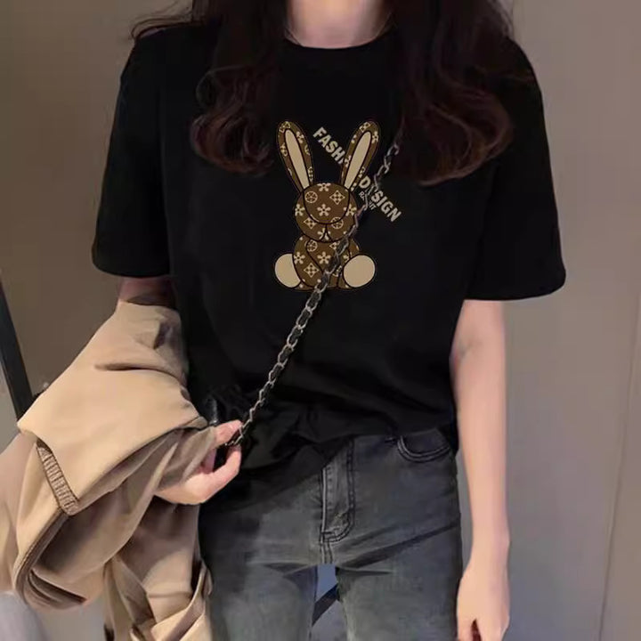 Dame T-Shirt med kreativt kaninmotiv og moderne skrift Stilla