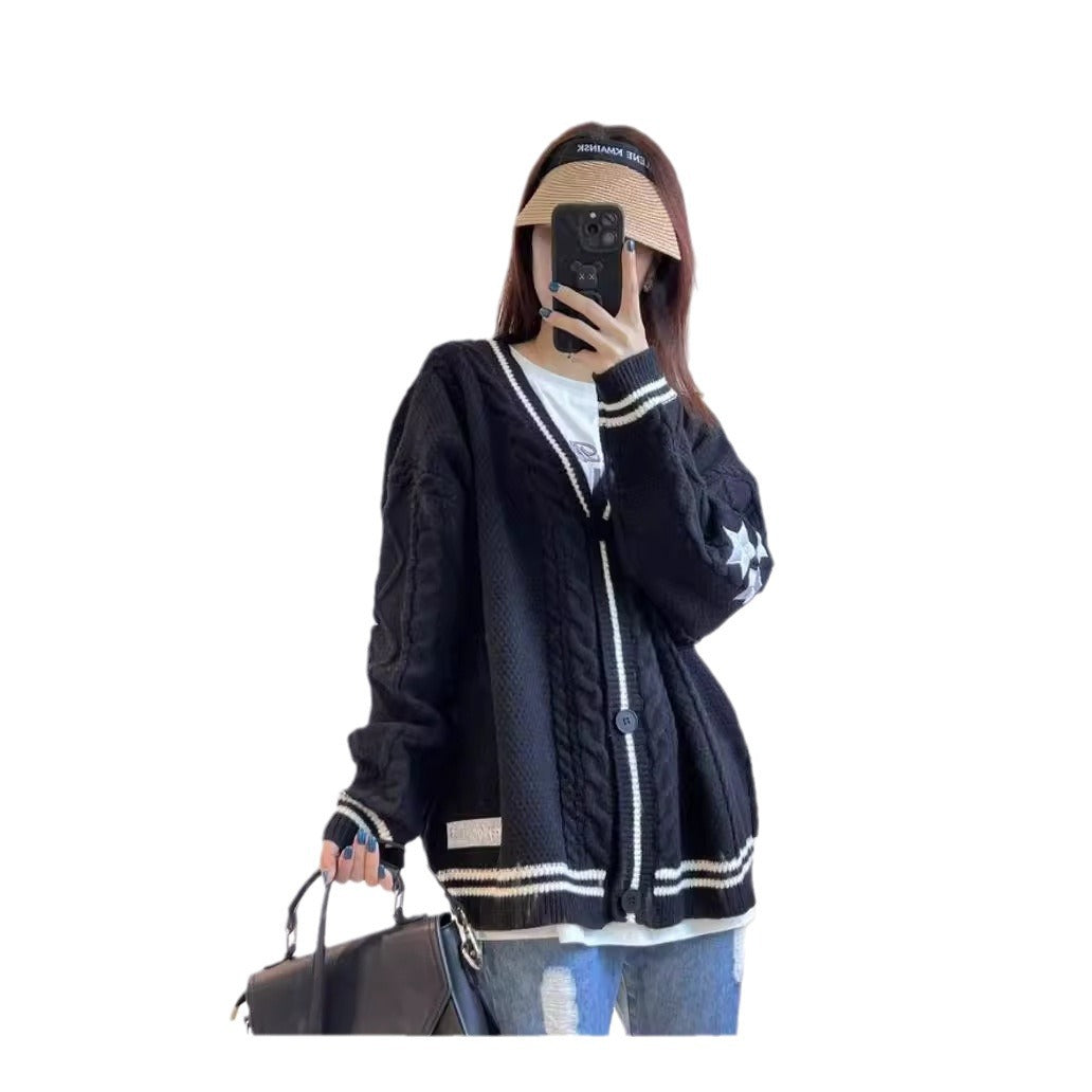 Kvinderens chunky strikkede cardigan med betydeligt kabelmønster og modebemærkninger Stilla