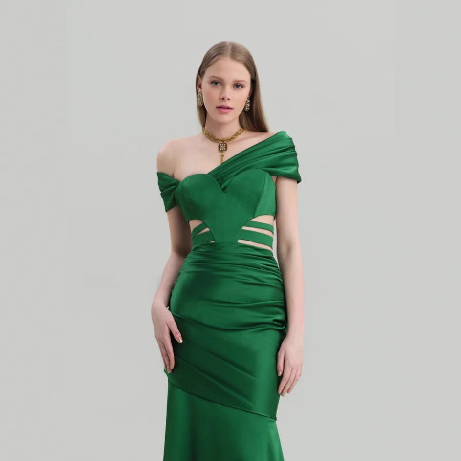 Dame elegant og figursyet aftenkjole med asymmetrisk snit og puffærmer Stilla