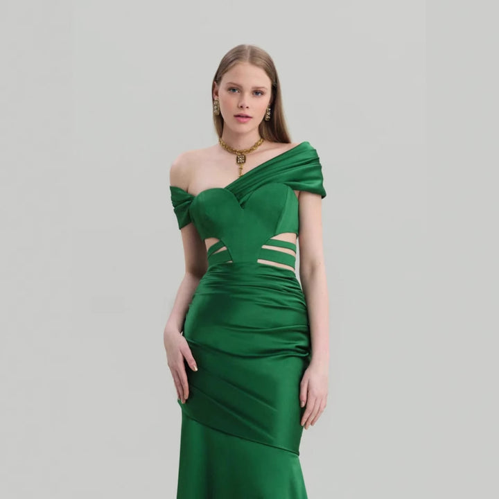 Dame elegant og figursyet aftenkjole med asymmetrisk snit og puffærmer Stilla