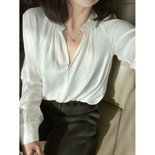 Damebluse med elegant V-udskæring og fint drapering Stilla