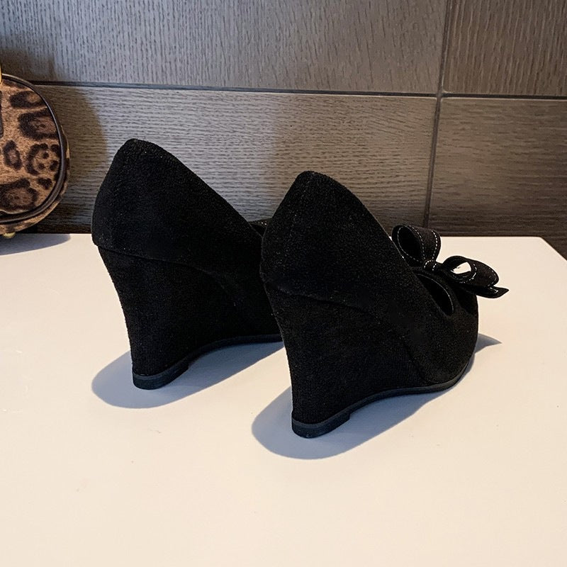 Dame Wedge-Pumps med dekorativ sløjfe-applikation og behagelig indvendig polstring Stilla
