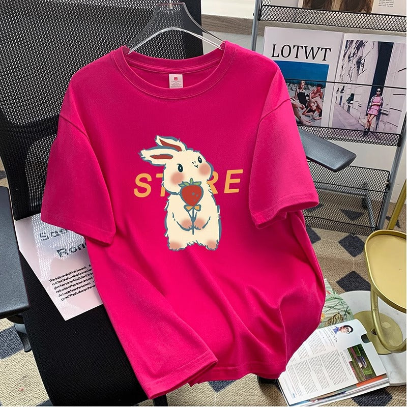 Dame T-shirt med glad tegneserie-kaninmotiv og kreativ tekst Stilla
