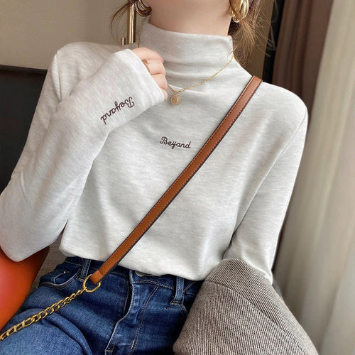 Kvinders rullekrave sweater med innovativ skrift Stilla
