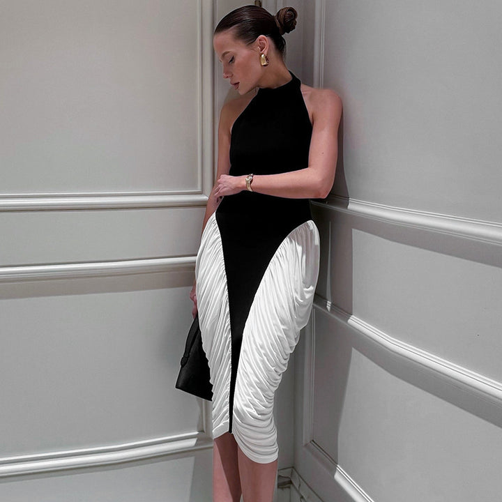 Dame Elegant aftenkjole med dyb rygudskæring og innovativ draperingsdesign Skovae