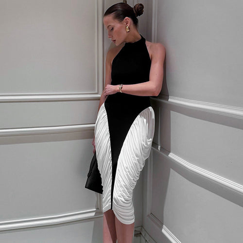 Dame Elegant aftenkjole med dyb rygudskæring og innovativ draperingsdesign Skovae