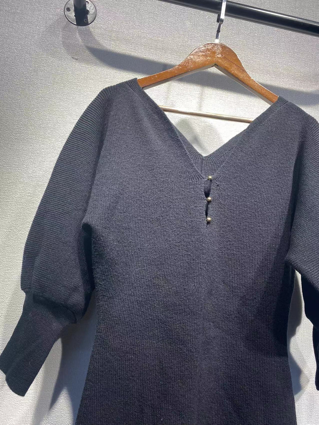 Dame strikkjole med dyb V-hals og elegante pufærmer Stilla