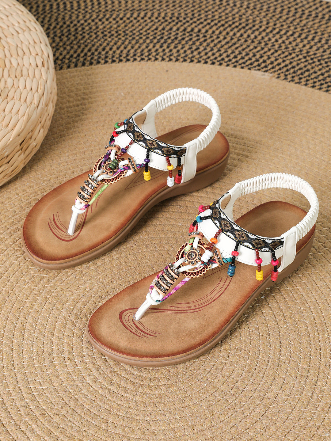 Dame mode flip flops med farverige dekorationer Stilla