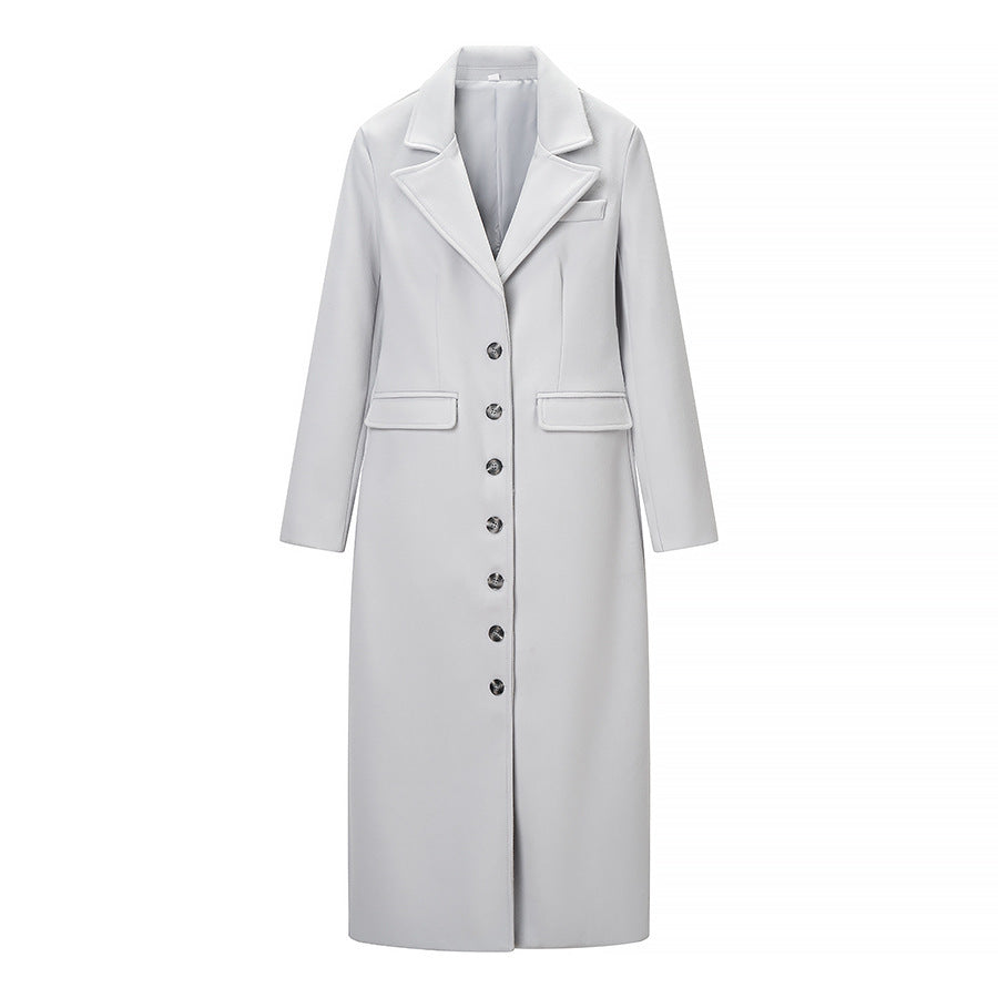 Kvinders elegante trenchcoat i minimalistisk design med praktiske lommer Stilla