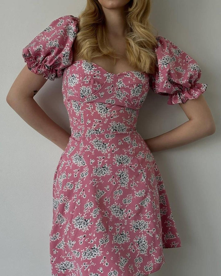 Dame sommerkjole i legende blomsterdesign med puffærmer Stilla