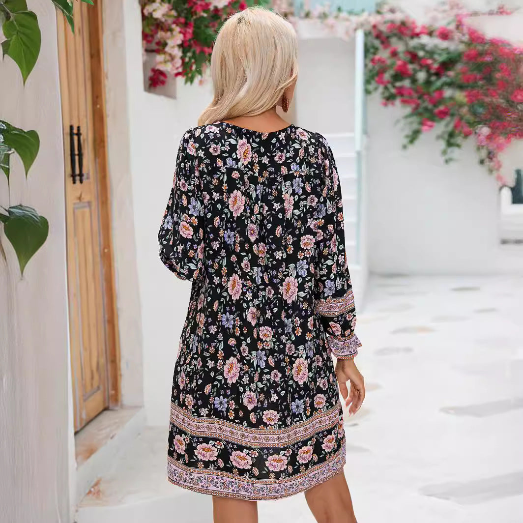 Dame fritidskjole med udskåret skørt og romantisk blomsterprint Stilla
