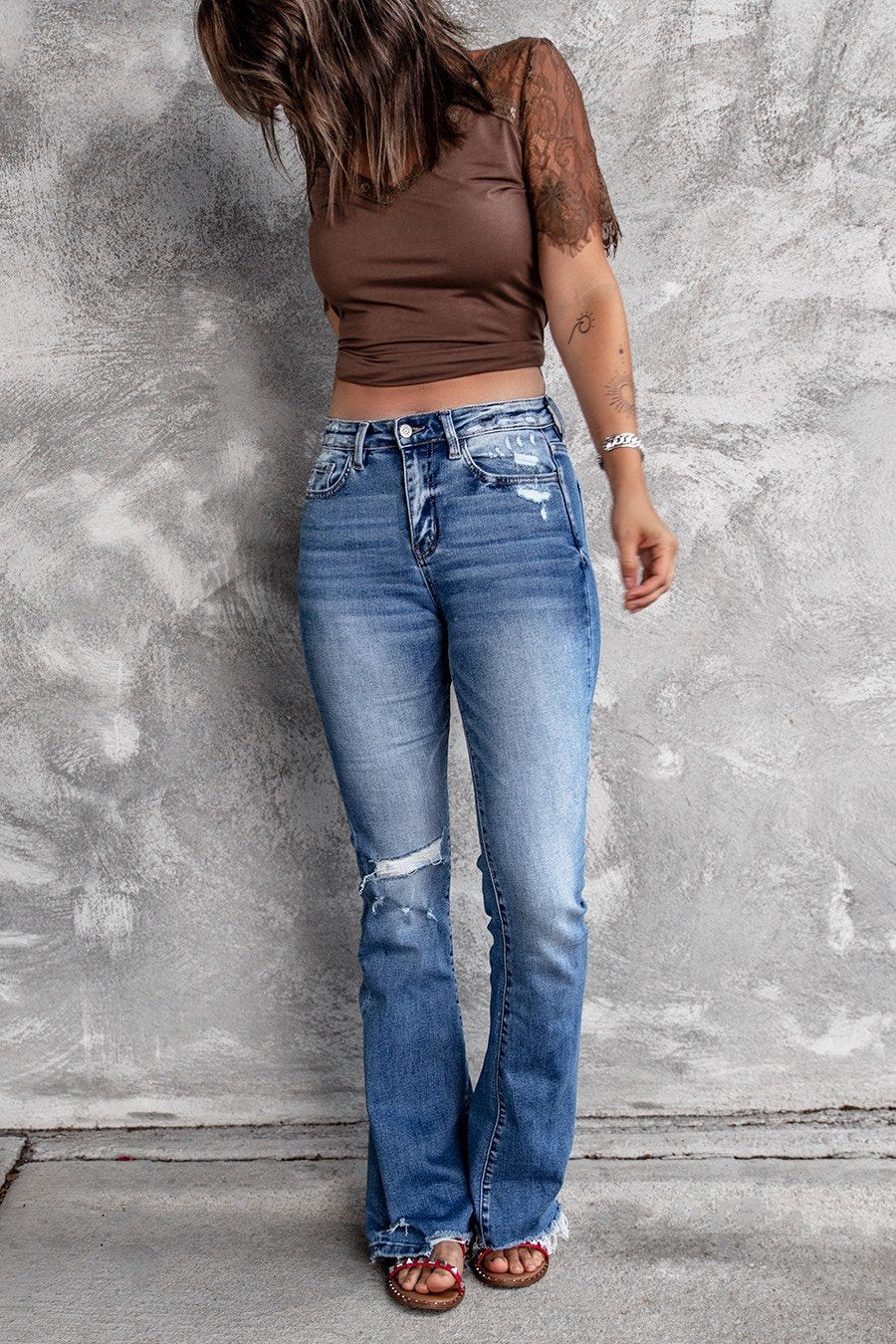 Dame brede flared jeans med moderigtige destroyed-look og høj talje Stilla