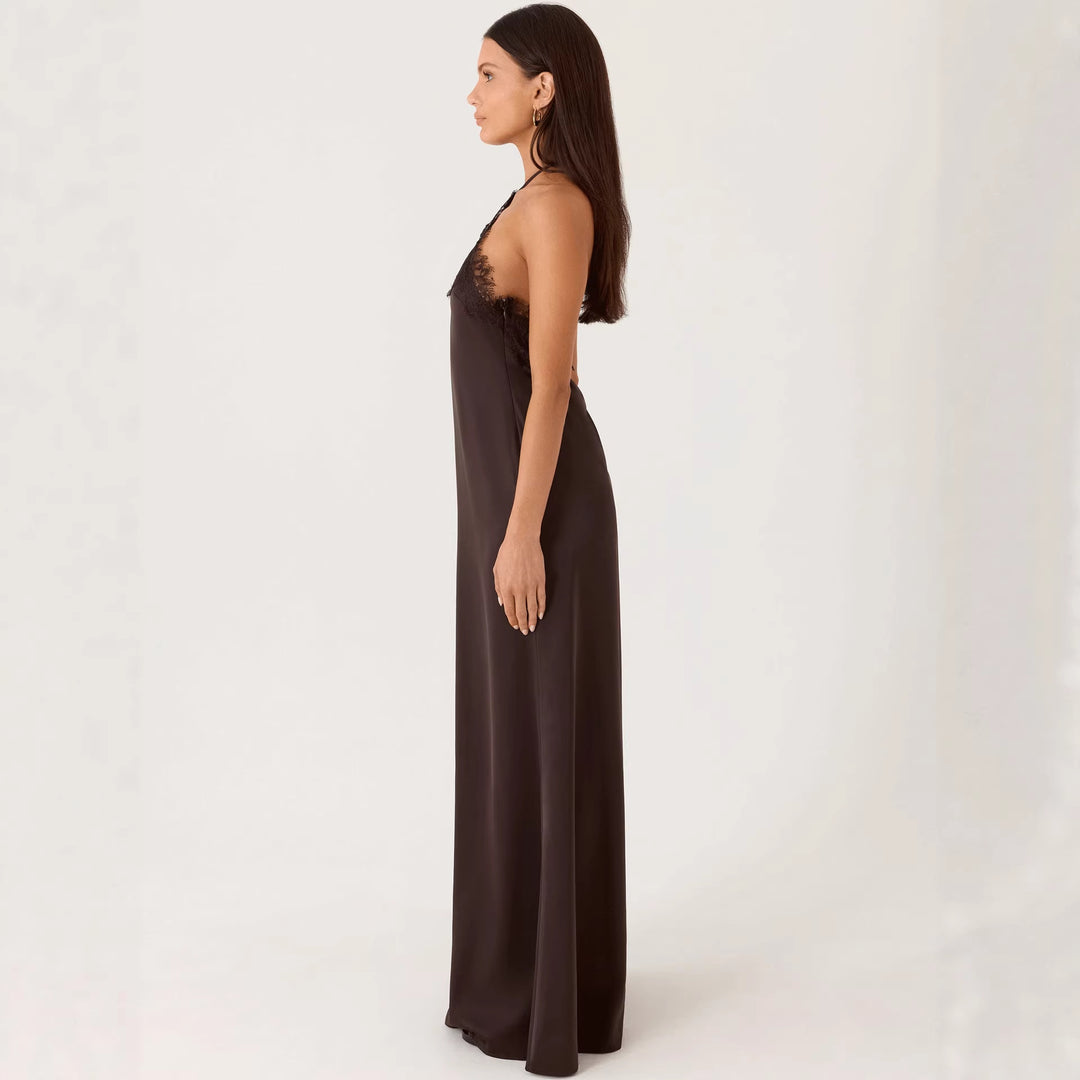 Kvindernes elegante maxi kjole med sofistikeret spidscorsage og flydende materiale