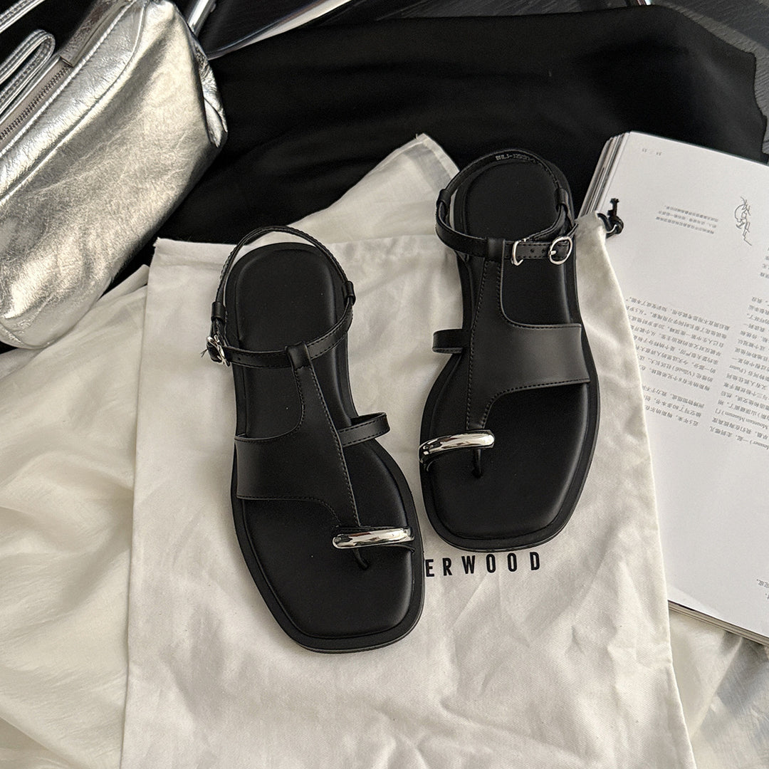 Femme Elegante Sandaler med remme og metalliske detaljer Stilla