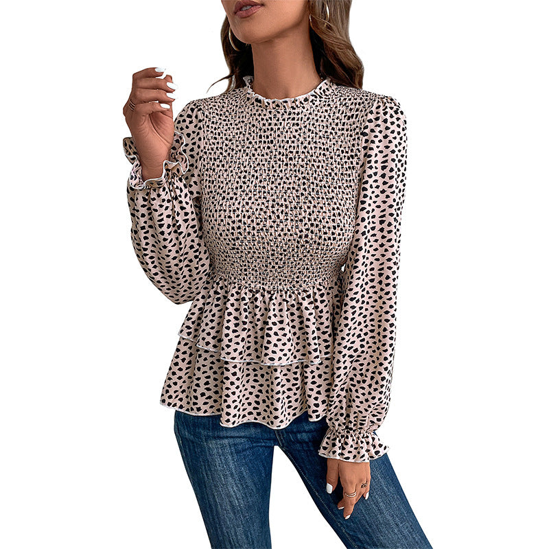 Damebluse med flæser og prikket design Stilla