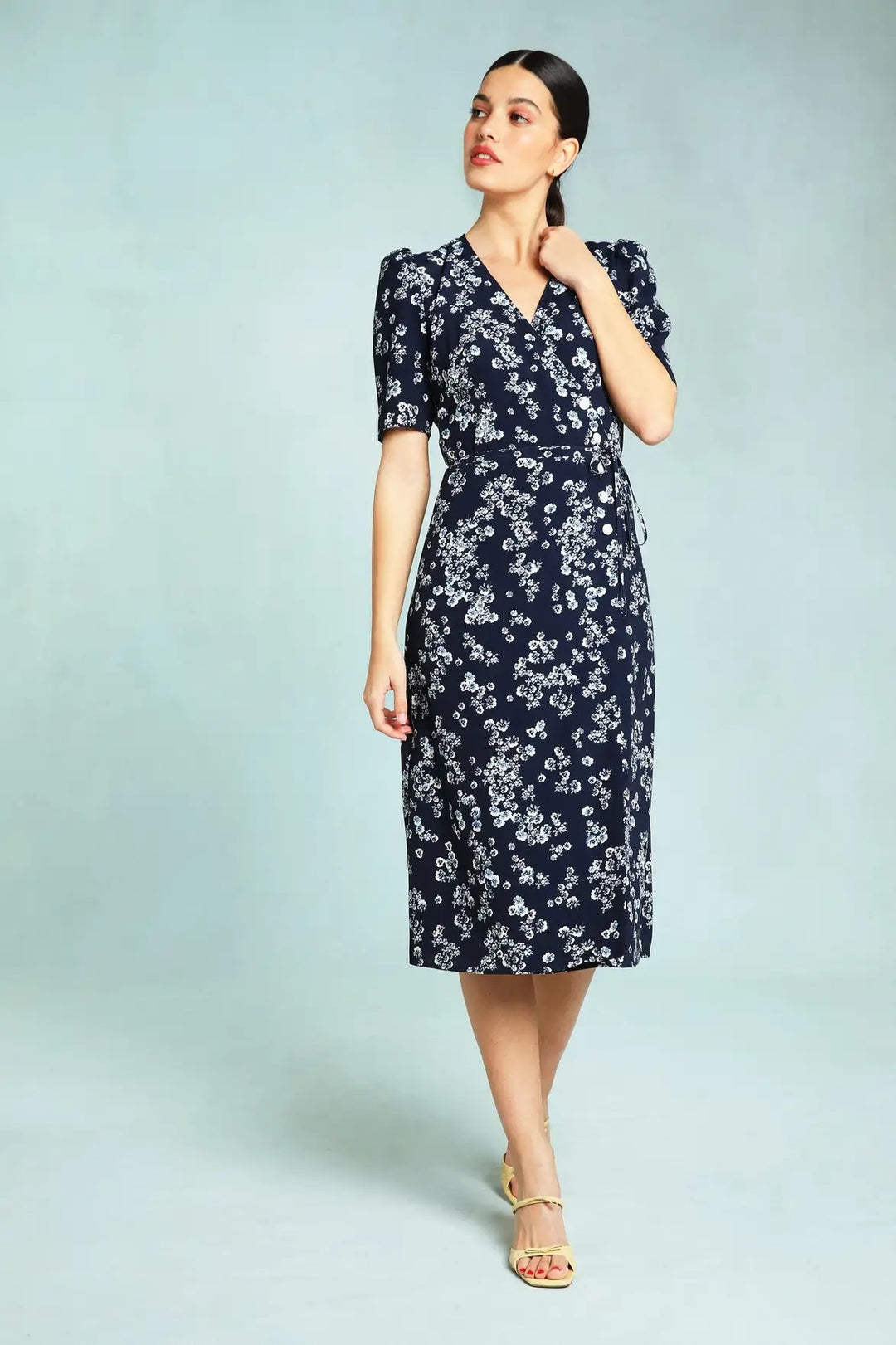 Dame wrap kjole med elegante puffærmer og frisk blomsterdesign Stilla