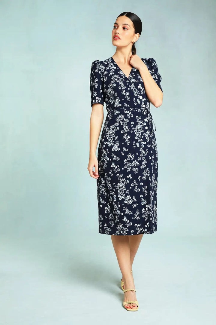 Dame wrap kjole med elegante puffærmer og frisk blomsterdesign Stilla