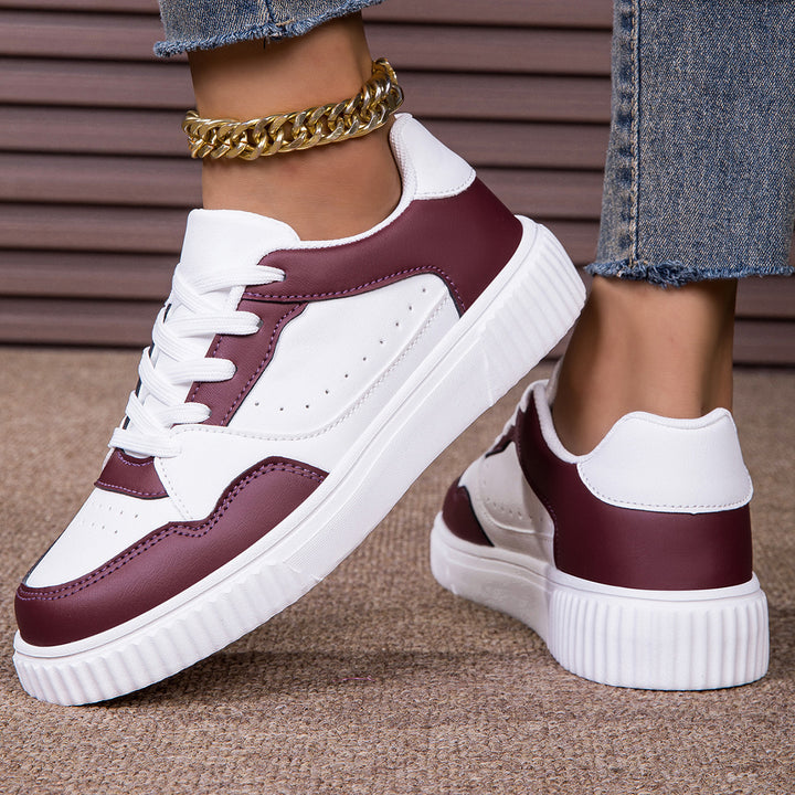 Dame lavt skåret sneakers med ribbet sål, polstret skaft og perforeret overdel Skovae