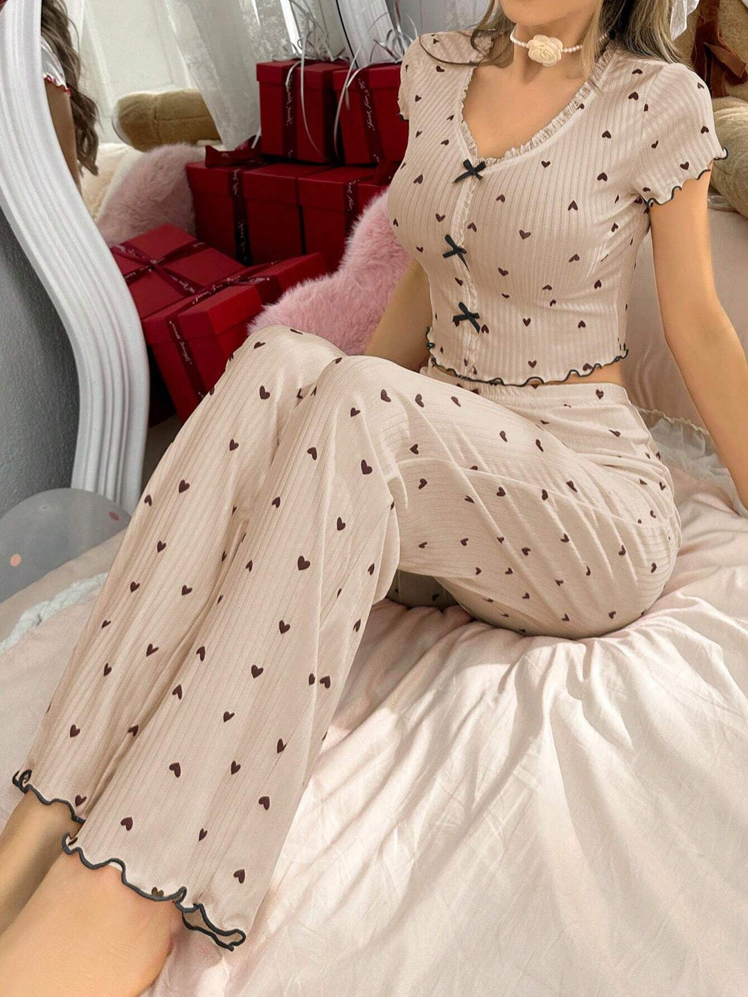 Dame pyjamasæt med hjerteformet mønster og legende volanger Stilla