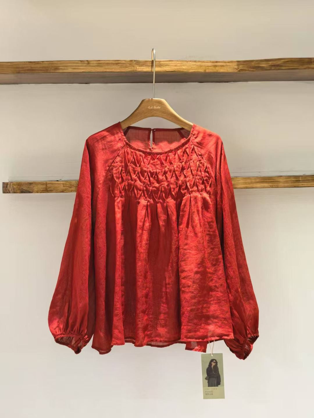 Femme Let bluse med rynket detalje Stilla