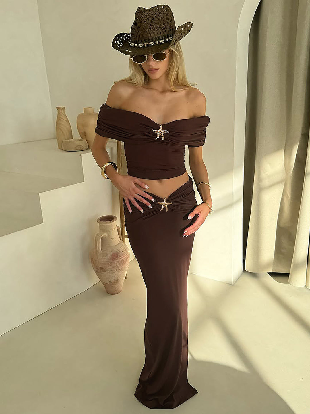 Dame sæt bestående af crop-top og figursydende maxinederdel med rynker og elegant tilbehør Stilla