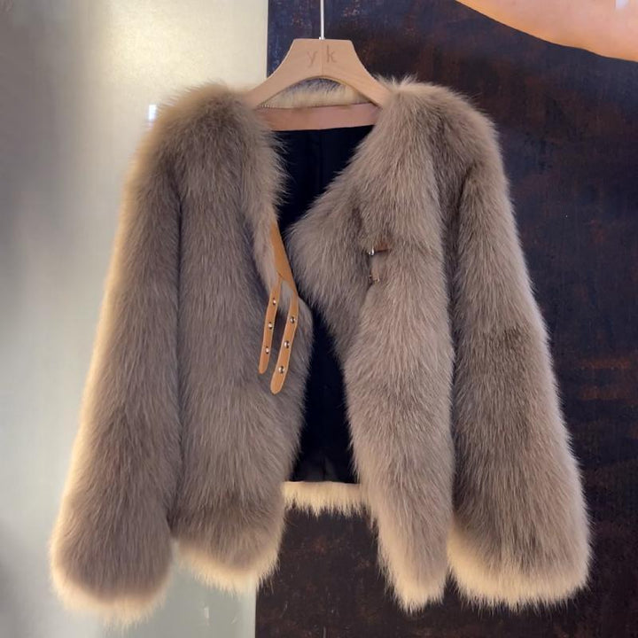 Damerne hyggelige faux fur jakke med elegant snit og dekorative spænder Stilla