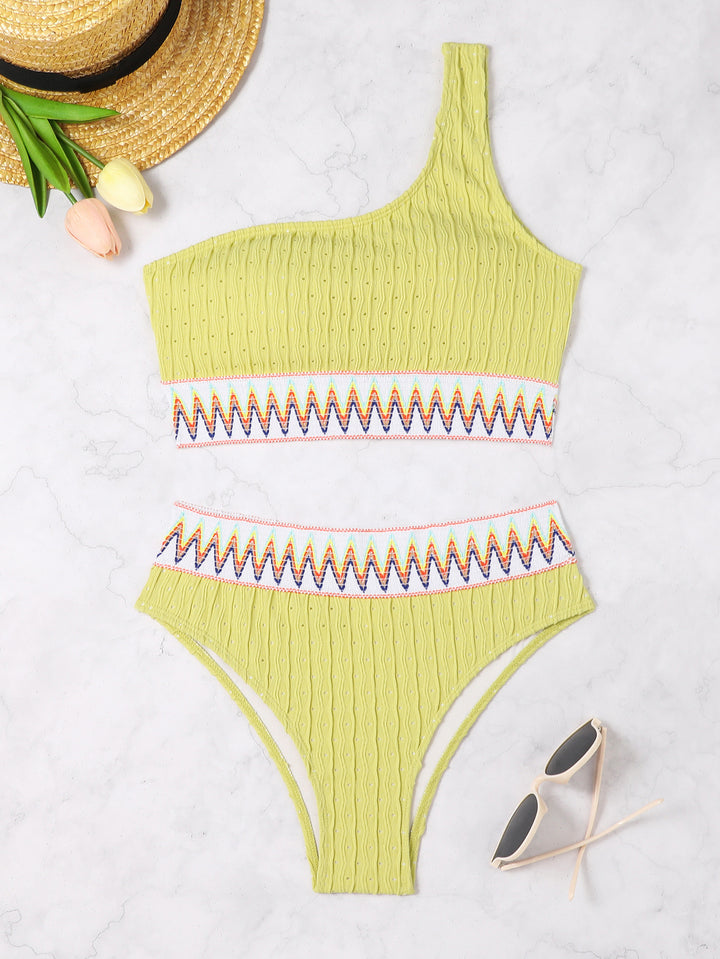 Dame Høj kvalitets Bikini-sæt med asymmetrisk top og farverig broderedesign Stilla