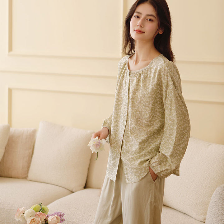 Damebluse med elegant floral design og løs pasform Stilla