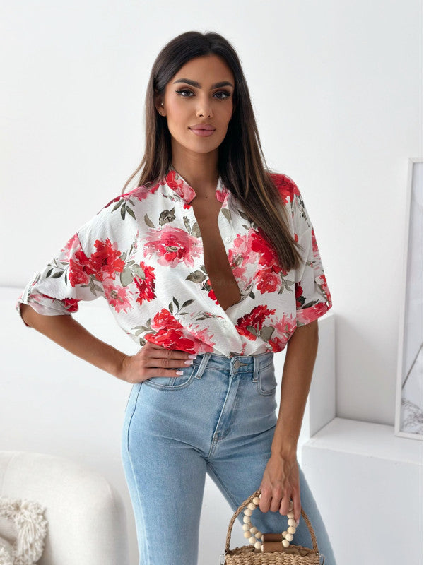 Damebluse i floral design med dyb V-udskæring og løs pasform Stilla