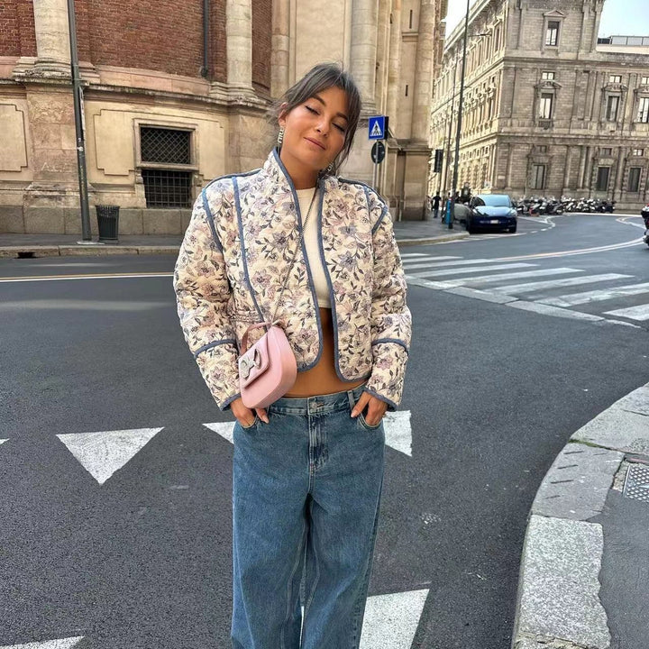 Dame quiltet blousonjakke med blomstermønster og moderne accenter Stilla