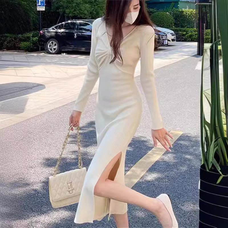 Femme ribstrik midi kjole med elegant udskæring Stilla
