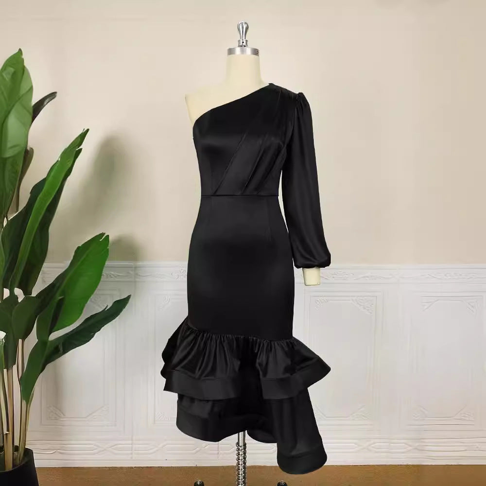 Dame Eksklusiv Satin Kjole med asymmetrisk Design og voluminøs Flæse-Søm Skovae