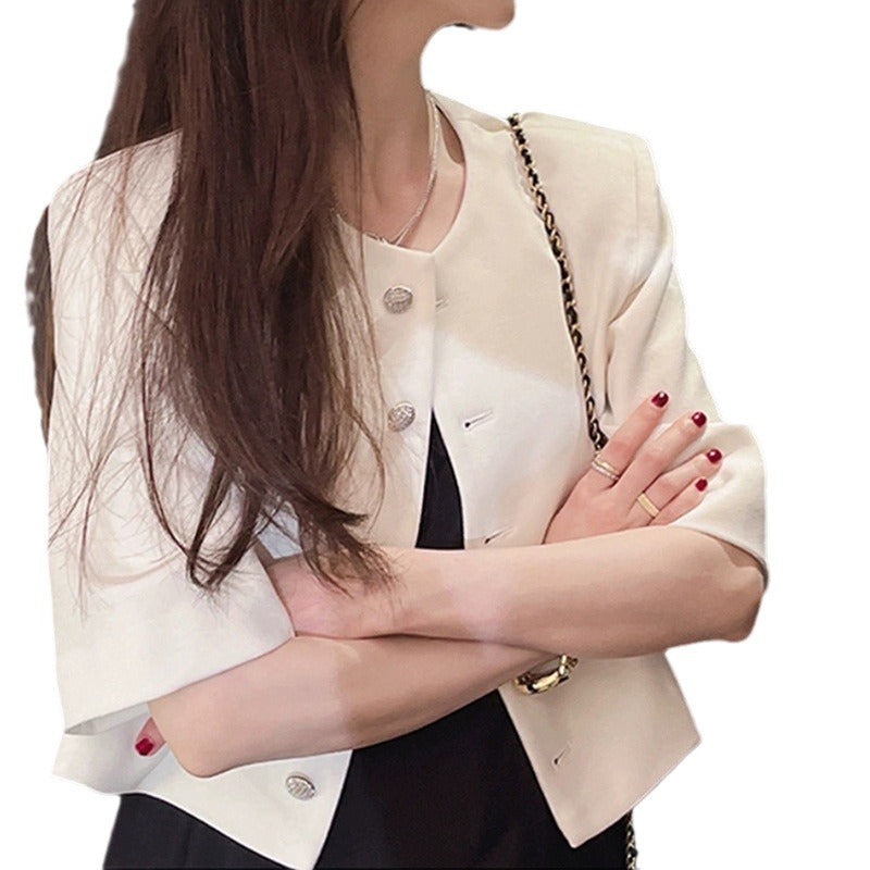 Dame elegant kort jakke med struktureret design og fashionable knapdetaljer Stilla