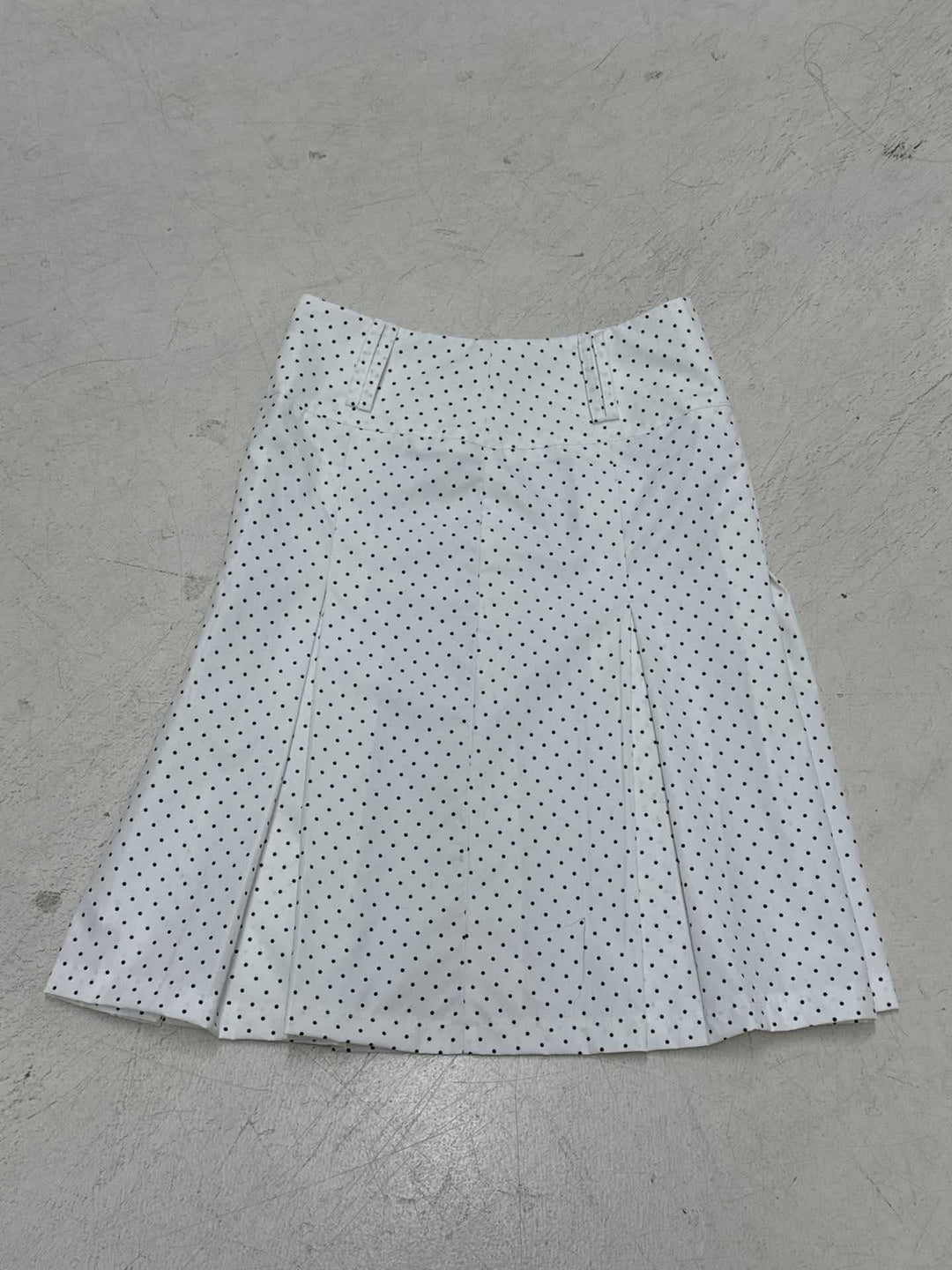 Dame midi skirt with playful polka dot pattern and elegant A-line Skovae