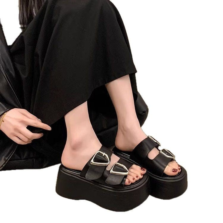 Dame Plateau-sandaletter med smart remdesign og extravagant accent Stilla