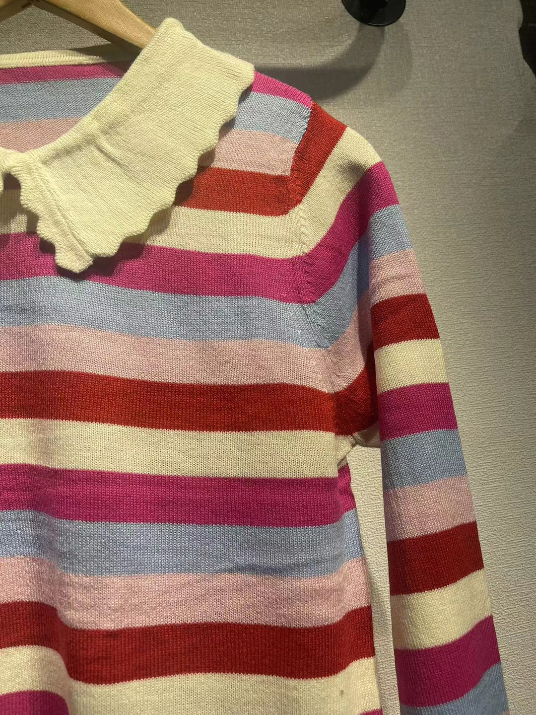 Dame strikpullover med kontraststriber og elegant krave Stilla