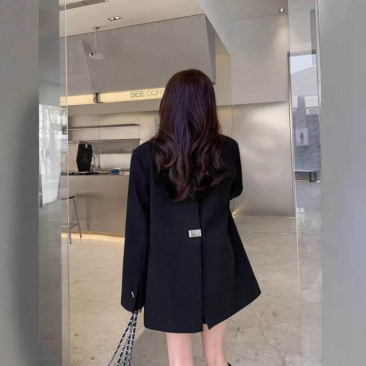 Kvinderne fashionable oversized blazer med elegant snit og dekorativt smykke element Stilla