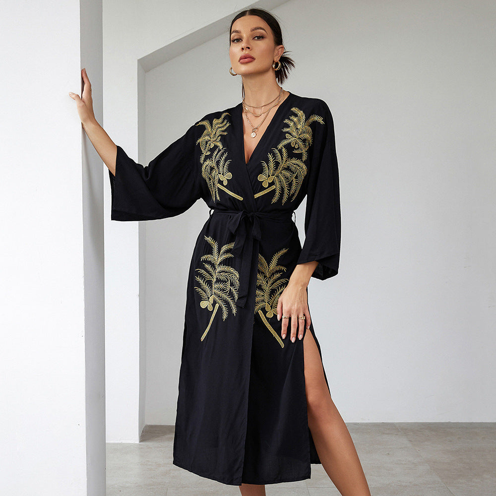 Dame lang kaftan med kunstneriske palme-broderier og bindebælte Stilla