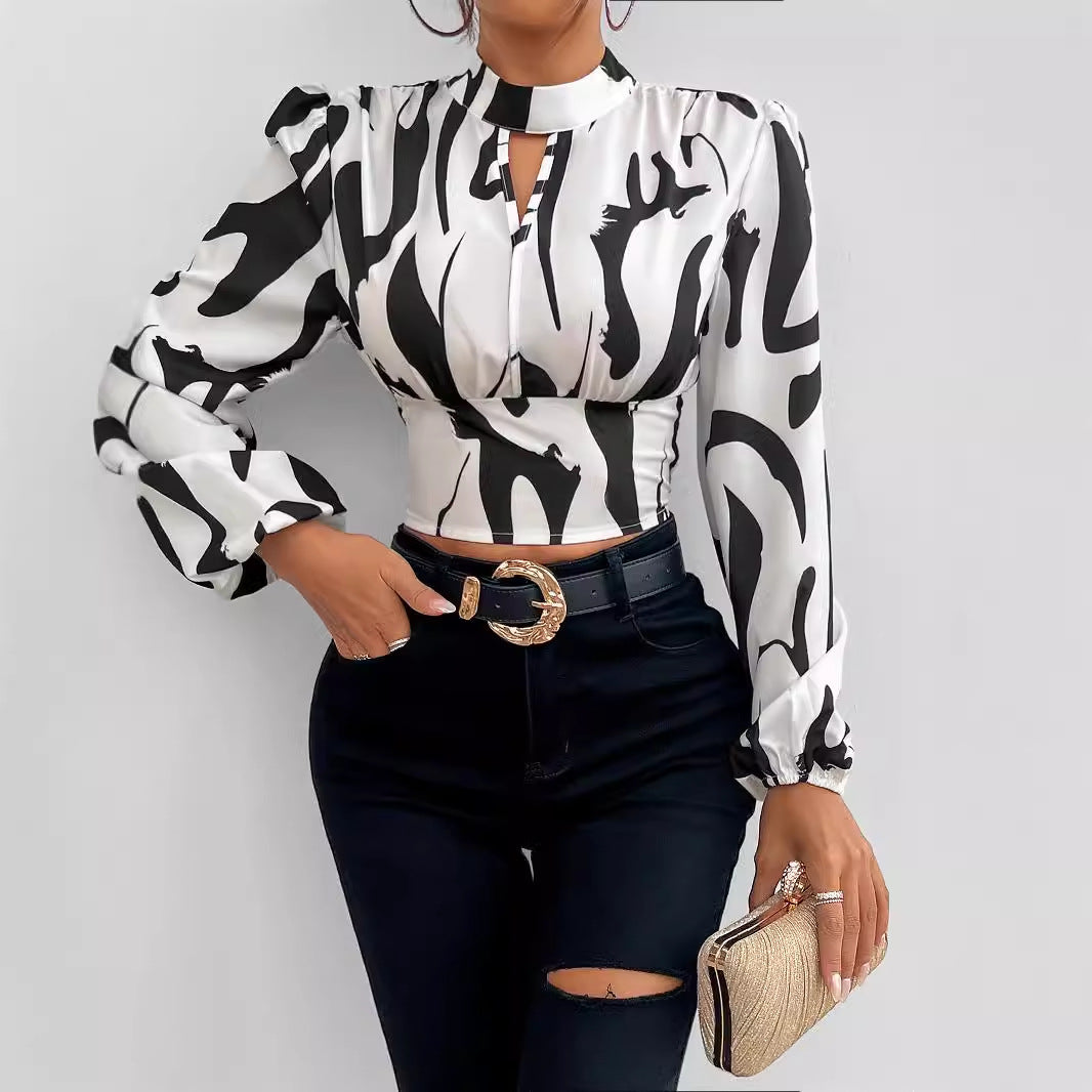 Damebluse med voluminøse ærmer og moderne cut-out Stilla