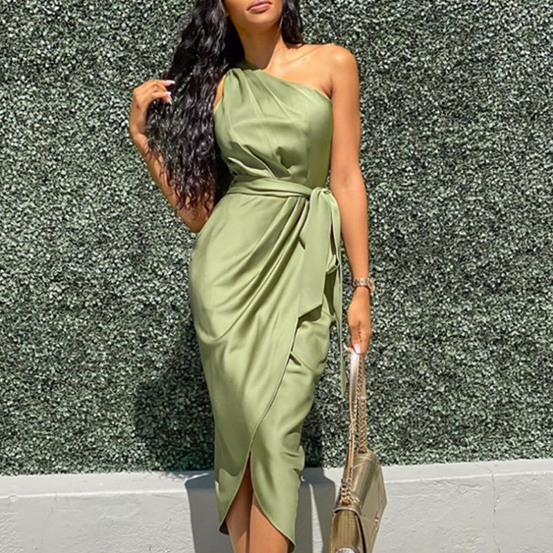 Stilla | Asymmetrisk One-Shoulder Bæltekjole Slim Fit Satin Kjole