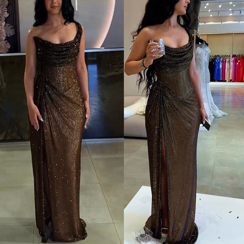 Dame Glamourøs Aftenkjole med Drapering og Skinnende Stof Stiila
